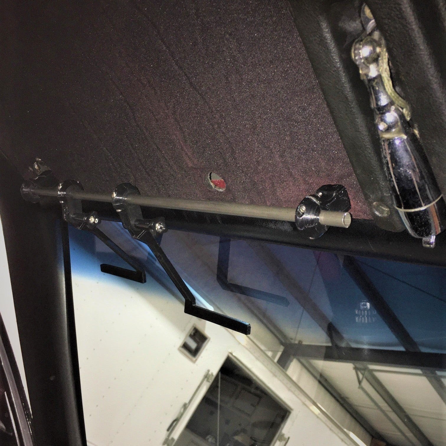 Henderson Race Shop Store Middle Bulb Blinder Set V1 mounted on a 3/8 inch tube for drag racing visibility control