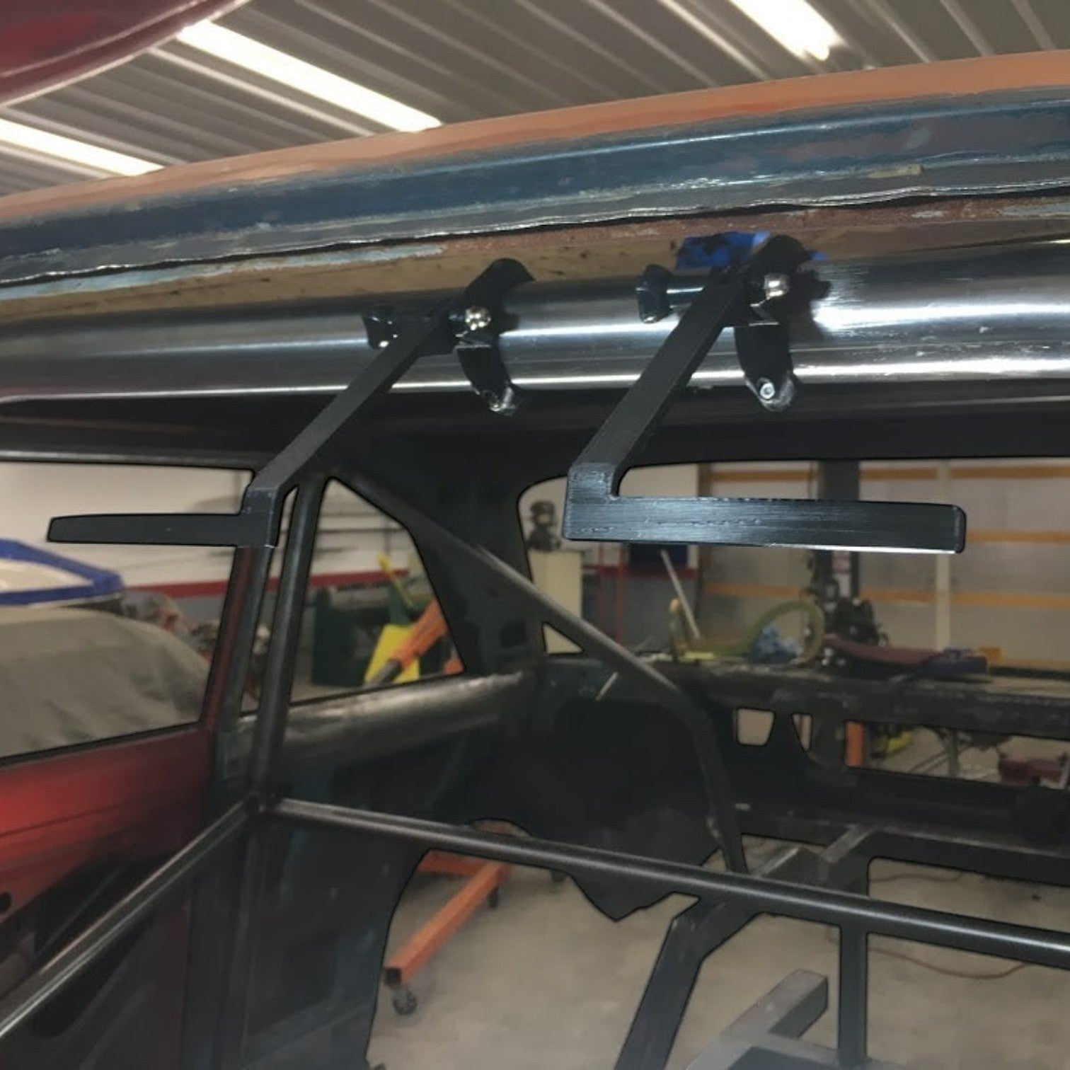 Henderson Race Shop Store Middle Bulb Blinder Set V1 mounted on roll cage tubing for drag racing visibility